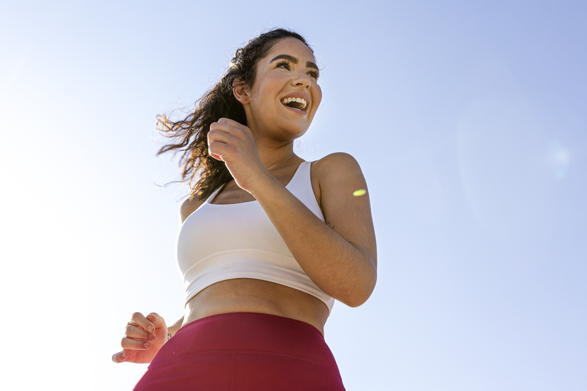 mujer-sonriente-de-angulo-bajo-corriendo